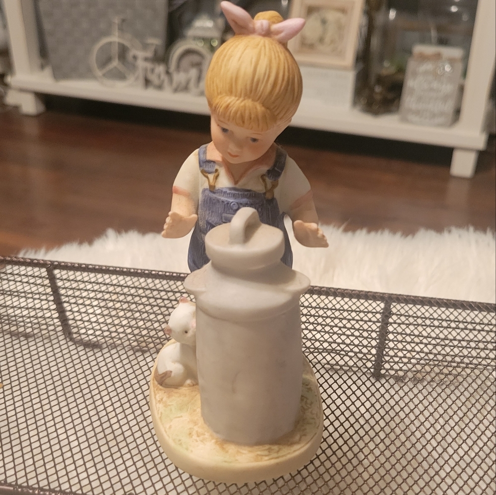Denim Days Homco 1985 "Morning Chores“ #1501 Little Girl Debbie